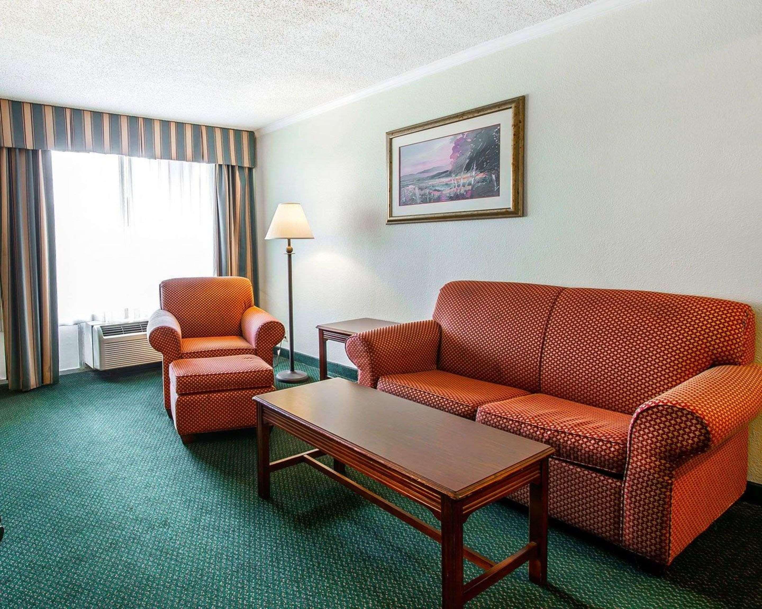 Clarion Inn & Suites Dothan South Eksteriør billede